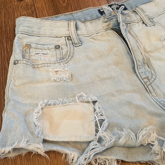 AERO High Rise Shorty Light Wash Distressed Raw Edge Frayed Denim Shorts - Picture 2 of 6